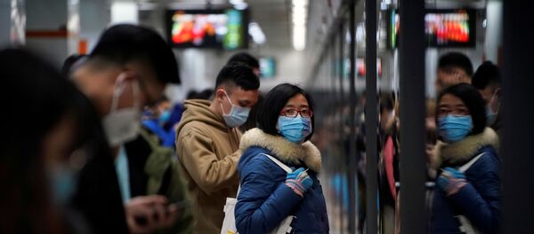 أشخاص يرتدون أقنعة في محطة مترو في شنغهاي - سبوتنيك عربي