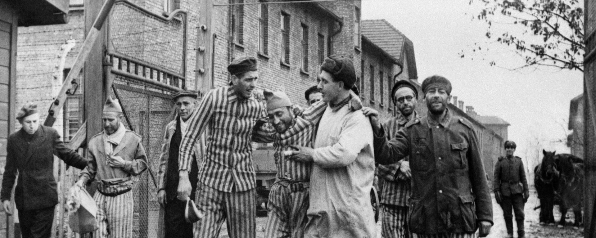 سجناء معسكر أوشفينتز في الدقائق الأولى بعد تحرير المعسكر النازي أوشفيتز - بيركيناو على يد الجيش السوفيتي في بولندا - سبوتنيك عربي, 1920, 14.08.2022