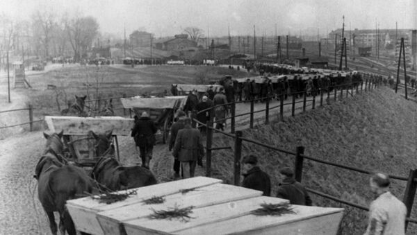 جنازة المعتقلين المتوفين في معسكر أوشفيتز النازي، الذي حرره الجيش الأحمر - سبوتنيك عربي