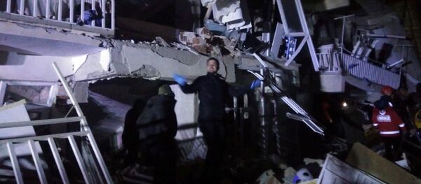 انهيار مبنى متأثرا بعد زلزال تركيا المدمر - سبوتنيك عربي