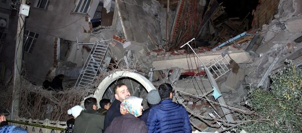 انهيار مبنى متأثرا بعد زلزال تركيا المدمر انهيار مبنى متأثرا بعد زلزال تركيا المدمر - سبوتنيك عربي