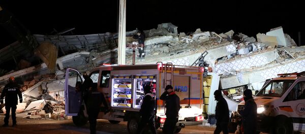 عمليات الإنقاذ بعد زلزال تركيا  - سبوتنيك عربي