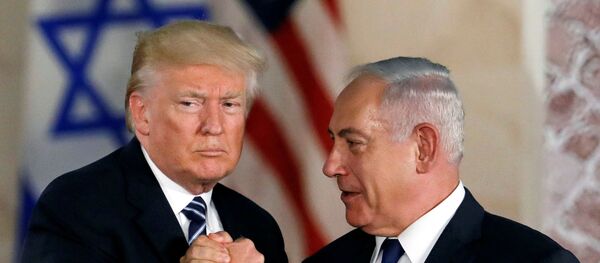رئيس وزراء حكومة تسيير الأعمال الإسرائيلية بنيامين نتنياهو مع الرئيس الأمريكي دونالد ترامب - سبوتنيك عربي