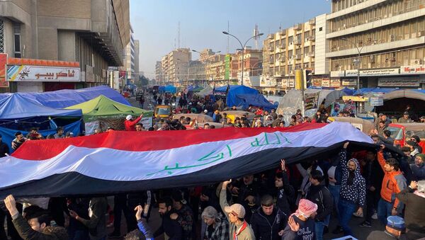 العراقيون يواجهون الموت لحماية ثورتهم  - سبوتنيك عربي