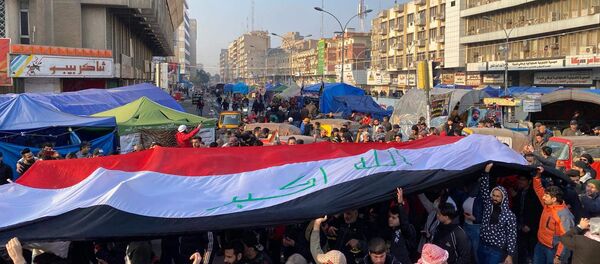 العراقيون يواجهون الموت لحماية ثورتهم  - سبوتنيك عربي