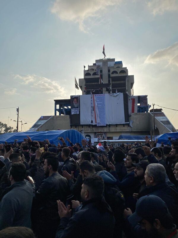  العراقيون يواجهون الموت لحماية ثورتهم  - سبوتنيك عربي