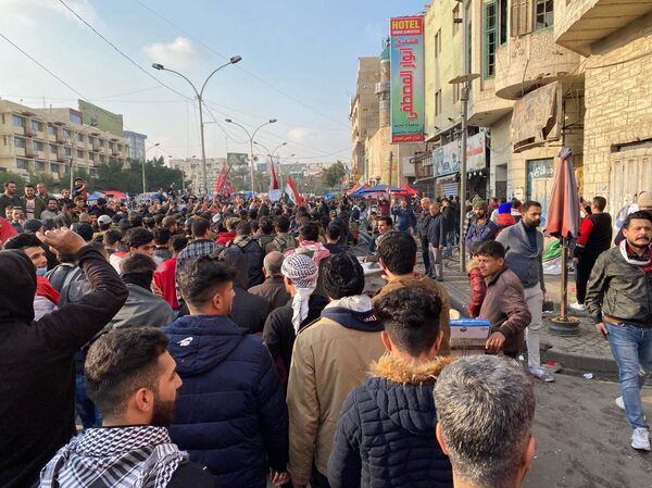 العراقيون يواجهون الموت لحماية ثورتهم  - سبوتنيك عربي