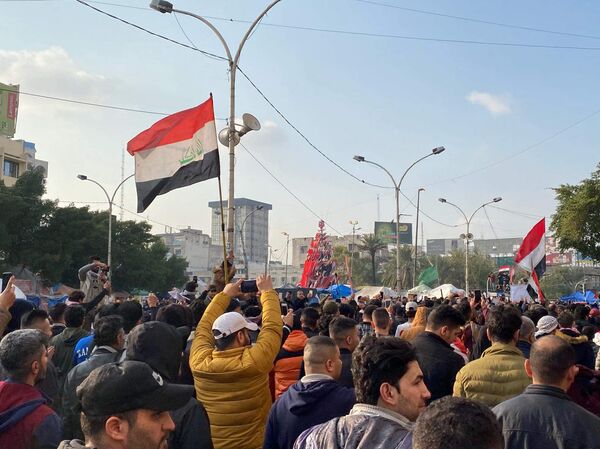  العراقيون يواجهون الموت لحماية ثورتهم  - سبوتنيك عربي