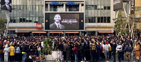 فعالية لتكريم ذكرى أسطورة كرة السلة الأمريكية كوبي براينت في لوس أنجلوس، 26 يناير 2020 - سبوتنيك عربي