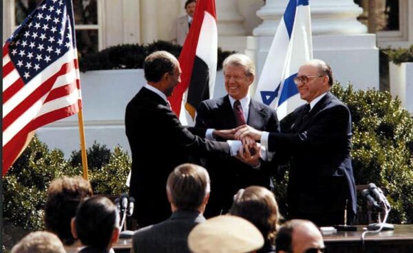 الرئيس الأمريكي جيمي كارتر والمصري أنور السادات ورئيس الوزراء الإسرائيلي مناحم بيغن في الاحتفال بالتوقيع على معاهدة السلام بين جمهورية مصر العربية ودولة إسرائيل في البيت الأبيض في واشنطن العاصمة مارس 1979 - سبوتنيك عربي