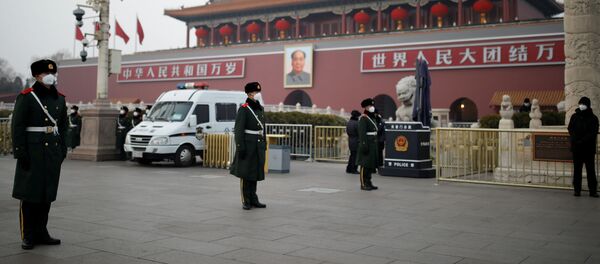 ضباط يرتدون أقنعة الوجه عند بوابة تيانانمن حيث تتعرض البلاد لتفشي فيروس كورونا الجديد في بكين - سبوتنيك عربي