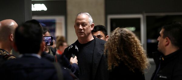 بني غانتس يتحدث للصحفيين قبل لقائه مع الرئيس الأمريكي دونالد ترامب في مطار دالاس الدولي بالقرب من واشنطن  - سبوتنيك عربي