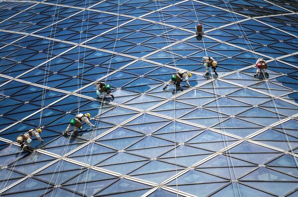 الصورة بعنوان في العمل، للمصور الألماني فولكر ساندر، الذي تأهل إلى نهائي مسابقة فن البناء لعام 2019 - سبوتنيك عربي