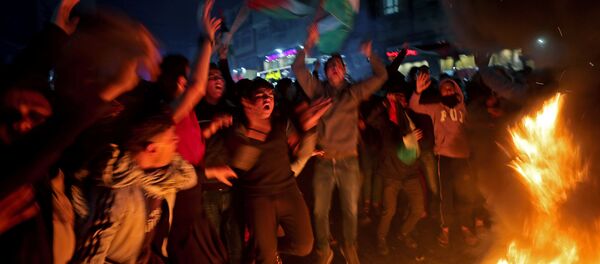 رد فعل المتظاهرين الفلسطينيين على خطة السلام في الشرق الأوسط التي أعلنها الرئيس الأمريكي دونالد ترامب في شمال قطاع غزة - سبوتنيك عربي