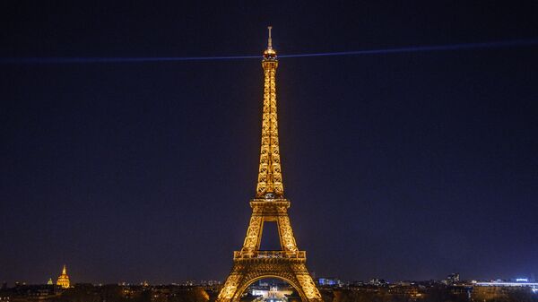 برج إيفل في باريس، فرنسا - عندما يضيء برج إيفل في الليل، يتم تصنيفه على أنه تركيب فني، وبالتالي فهو محمي بموجب حقوق الطبع والنشر. هذا يعني أنه ليس من المفترض أن تنشر صورًا منه عبر الإنترنت، أو تقوم بتوزيعها تجاريًا. - سبوتنيك عربي