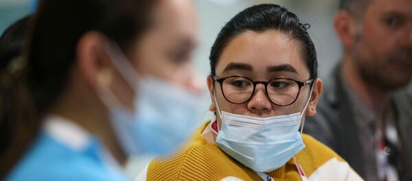 زوار يرتدون أقنعة خلال معرض الصحة العربي في دبي - سبوتنيك عربي