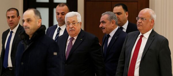 وصول الرئيس الفلسطيني محمود عباس لإلقاء خطاب عقب إعلان الرئيس الأمريكي دونالد ترامب عن خطة السلام في الشرق الأوسط في رام الله في الضفة الغربية التي تحتلها إسرائيل - سبوتنيك عربي