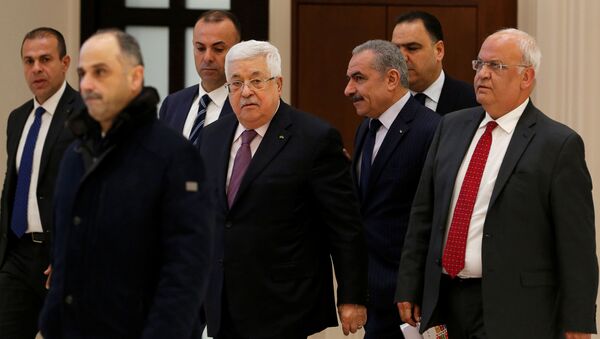 وصول الرئيس الفلسطيني محمود عباس لإلقاء خطاب عقب إعلان الرئيس الأمريكي دونالد ترامب عن خطة السلام في الشرق الأوسط في رام الله في الضفة الغربية التي تحتلها إسرائيل - سبوتنيك عربي
