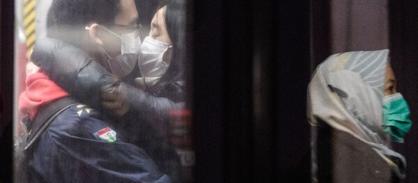 ثنائي صيني في مترو أنفاق هونكوغ، بعد الإعلان عن اتخاذ الاجراءات اللازمة عقب انتشار فيروس كورونا في ميدنة ووهان، 27 يناير 2020  - سبوتنيك عربي