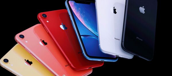 الرئيس التنفيذي لشركة أبل تيم كوك يعرض هواتف آيفون 11 في المقر الرئيسي للشركة في كوبرتينو، كاليفورنيا، الولايات المتحدة، 10 سبتمبر/ أيلول 2019 - سبوتنيك عربي