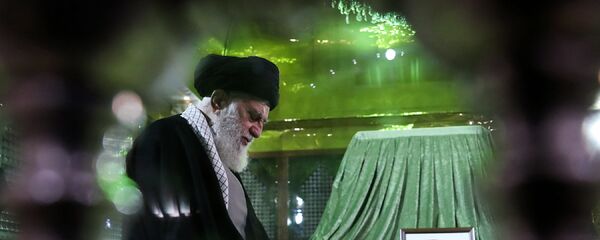 المرشد الإعلى للثورة الإيرانية آيه الله علي خامنئي يزور ضريح قائد الثورة الإيرانية الإمام الخميني - سبوتنيك عربي