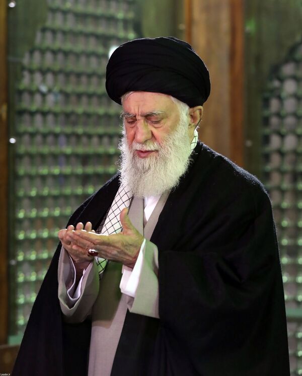خامنئي يحتفل بذكرى عودة الخميني على طريقته.. صور - سبوتنيك عربي
