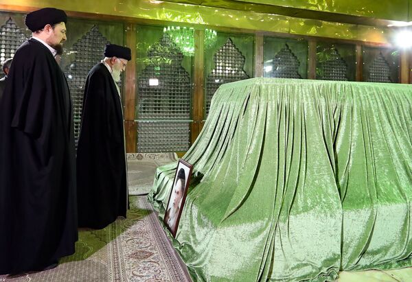 خامنئي يحتفل بذكرى عودة الخميني على طريقته.. صور - سبوتنيك عربي