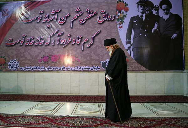 خامنئي يحتفل بذكرى عودة الخميني على طريقته.. صور - سبوتنيك عربي