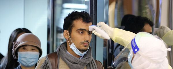 ركاب قادمون من الصين إلى السعودية ووزارة الصحة السعودية تقوم بالكشف عليهم في المطار بسبب فيروس كورونا - سبوتنيك عربي