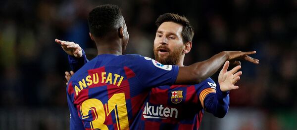 ليونيل ميسي وأنسو فاتي لاعبا برشلونة - سبوتنيك عربي