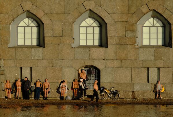 مواطنون يصطفاون على ضفة قلعة بطرس وبولس في مدينة سان بطرسبورغ - سبوتنيك عربي