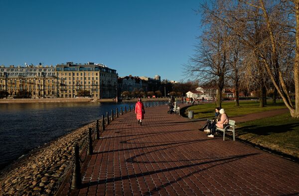 المارة على ضفة قلعة بطرس وبولس في مدينة سان بطرسبورغ - سبوتنيك عربي