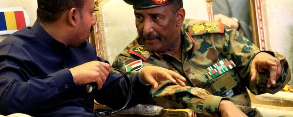 رئيس المجلس العسكري الانتقالي في السودان الفريق عبد الفتاح البرهان يتحدث إلى رئيس الوزراء الإثيوبي أبي أحمد أثناء توقيع اتفاق تقاسم السلطة في الخرطوم - سبوتنيك عربي