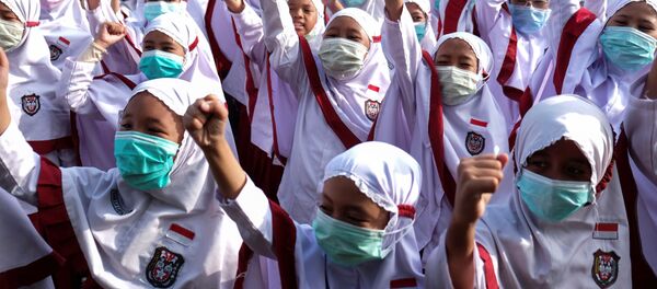 يرتدي الطلاب أقنعة الوجه أثناء إجراء الرعاية الصحية المخصص لفيروس كورونا في سولو في جافا الوسطى يرتدي الطلاب أقنعة الوجه أثناء إجراء الرعاية الصحية المخصص لفيروس كورونا في سولو في جافا الوسطى - سبوتنيك عربي