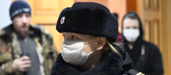 موظفة في مطار كادالا في تشيتا في روسيا ترتدي قناع الوجه بعد تفشي فيروس كورونا موظفة في مطار كادالا في تشيتا في روسيا ترتدي قناع الوجه بعد تفشي فيروس كورونا - سبوتنيك عربي