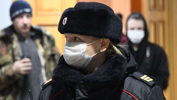 موظفة في مطار كادالا في تشيتا في روسيا ترتدي قناع الوجه بعد تفشي فيروس كورونا - سبوتنيك عربي