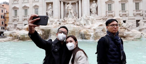 سياح يرتدون أقنعة واقية بعد تأكيد حالات الإصابة بفيروس كورونا في إيطاليا، يلتقطون صورة سيلفي على خلفية نافورة تريفي في روما، 31 يناير 2020 سياح يرتدون أقنعة واقية بعد تأكيد حالات الإصابة بفيروس كورونا في إيطاليا، يلتقطون صورة سيلفي على خلفية نافورة تريفي في روما، 31 يناير 2020 - سبوتنيك عربي