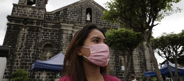 امرأة ترتدي قناعا واقيا في مانيلا، الفلبين 2 فبراير 2020 - سبوتنيك عربي