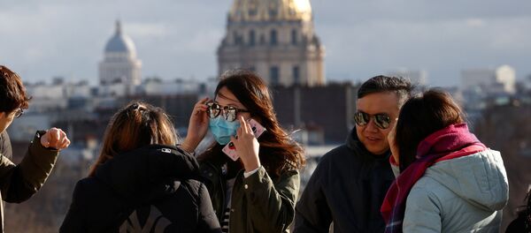 سائحة صينية ترتدوي قناعا واقيا بعد تأكيد حالات الإصابة بفيروس كورونا في فرنسا،1 فبراير 2020 سائحة صينية ترتدوي قناعا واقيا بعد تأكيد حالات الإصابة بفيروس كورونا في فرنسا،1 فبراير 2020 - سبوتنيك عربي