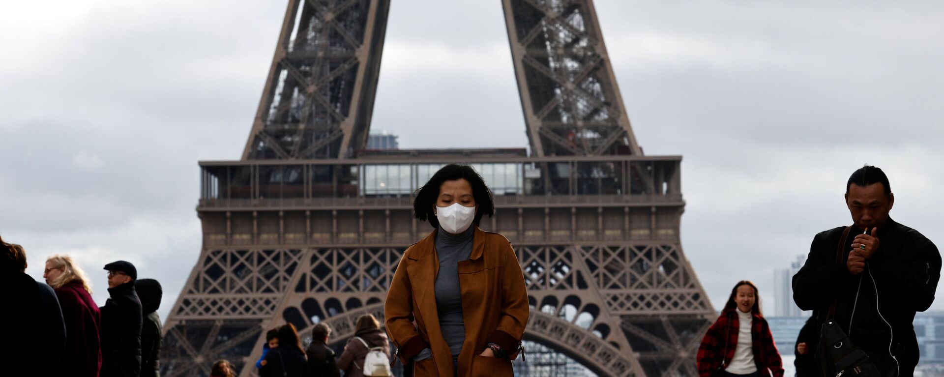 امرأة ترتدي قناعا واقيا في باريس، بعد تأكيد حالات الإصابة بفيروس كورونا في فرنسا 1 فبراير 2020 - سبوتنيك عربي, 1920, 23.12.2020
