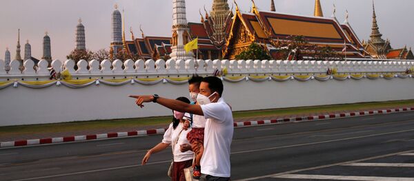 سياح صينيون يرتدون أقنعة واقية بعد تأكيد حالات الإصابة بفيروس كورونا في بانغ كونغ، 2 فبراير 2020 - سبوتنيك عربي