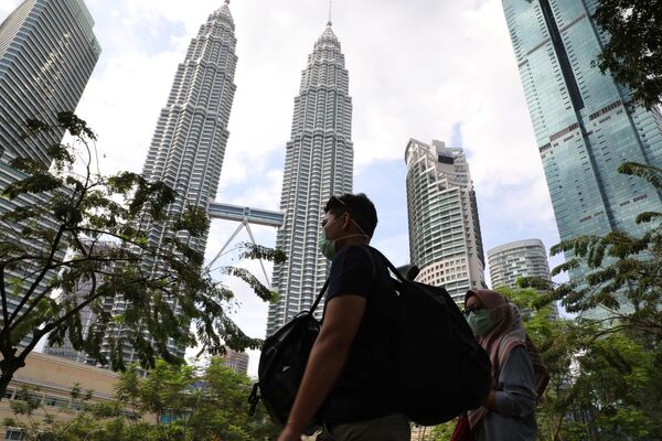 سياح يرتدون أقنعة واقية بعد تأكيد حالات الإصابة بفيروس كورونا في ماليزيا، 31 يناير 2020 - سبوتنيك عربي