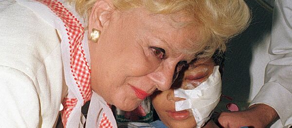 الفنانة المصرية نادية لطفي تقبل يد طفل فلسطيني مصاب في مستشفى ناصر بالقاهرة في 8 أكتوبر/ تشرين الأول 2000 - سبوتنيك عربي