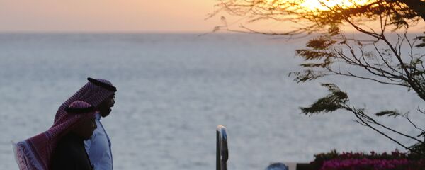 سعوديون يمشون على شاطئ منتجع مدينة الملك عبد الله الاقتصادية على البحر الأحمر  في المملكة العربية السعودية - سبوتنيك عربي