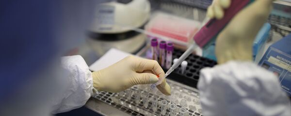 أحد أعضاء الطاقم الطبي يعمل على أنظمة اختبار لتشخيص فيروس كورونا جديد في مركز أبحاث الصحة وعلم الأوبئة في كراسنودار  في روسيا - سبوتنيك عربي