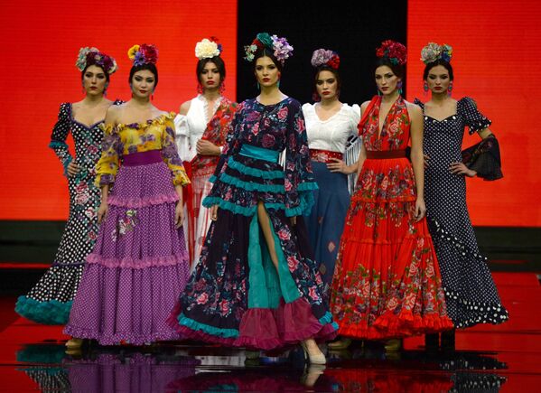 عارضات أزياء تقدم تصاميم أتيليه ريما (Atelier Rima) خلال عرض أزياء الفلامنكو الدولي (سيموف) (International Flamenco Fashion Show (SIMOF)) في إشبيلية، إسبانيا في 1 فبراير 2020. - سبوتنيك عربي