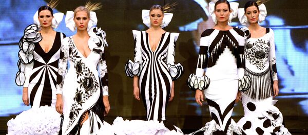 عارضات أزياء تقدم تصاميم أنا مورون (Ana Moron) خلال عرض أزياء الفلامنكو الدولي (سيمون) (International Flamenco Fashion Show (SIMON)) في إشبيلية، إسبانيا في 31 يناير 2020. - سبوتنيك عربي