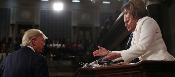 الرئيس الأمريكي دونالد ترامب يرفض مصافحة رئيس مجلس النواب الأمريكي نانسي بيلوسي الرئيس الأمريكي دونالد ترامب يرفض مصافحة رئيس مجلس النواب الأمريكي نانسي بيلوسي - سبوتنيك عربي