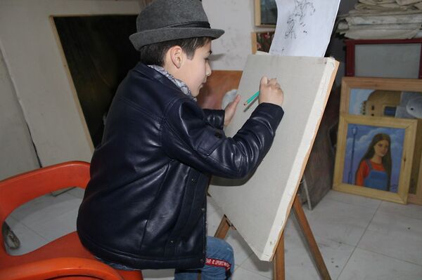 فنان سوري يعود من الاغتراب ويحول مرسمه إلى مدرسة مجانية لتعليم الرسم..فيديو - سبوتنيك عربي