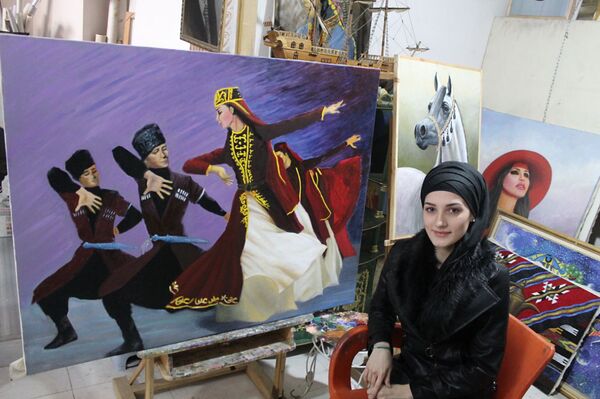 فنان سوري يعود من الاغتراب ويحول مرسمه إلى مدرسة مجانية لتعليم الرسم..فيديو - سبوتنيك عربي